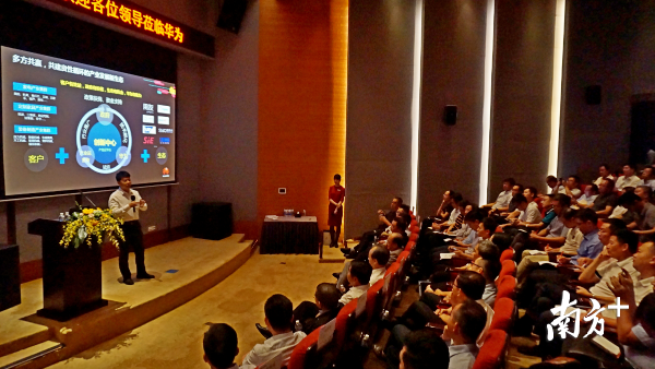 华为公司副董事长、轮值董事长郭平与顺德代表团交流。熊程 摄