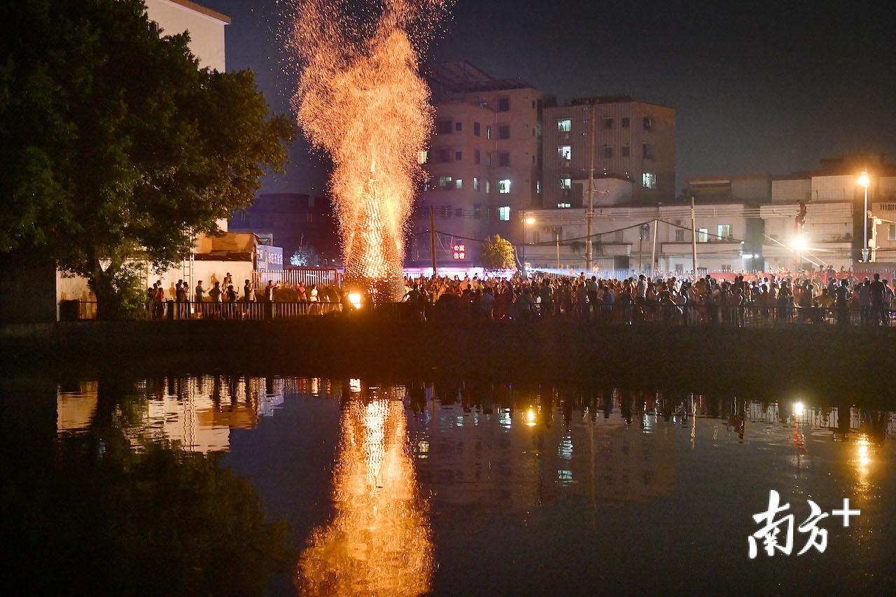 每年农历八月十四，广大街坊都会聚集到一起，烧番塔、贺中秋。戴嘉信 摄