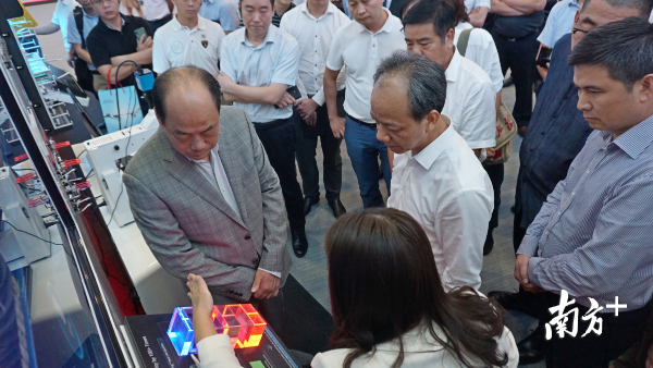 郭文海与杨国强等企业家了解华为芯片。熊程 摄