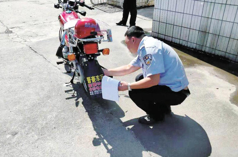 交警正在为办事群众办理业务；英德农村群众注册登记摩托车可就近办理。