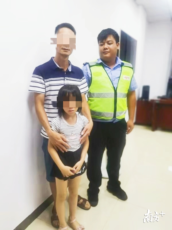 民警帮助孩子顺利找到家人 民警帮助孩子顺利找到家人