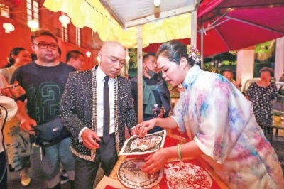 张卫健与佛山剪纸“非遗”传承人饶宝莲互动。（彩排图）珠江时报记者 方智恒 摄