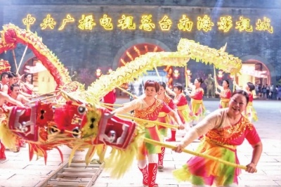 南海麦边龙狮团领衔表演节目《金龙出海贺中秋》，展现出独特的岭南文化特色。珠江时报实习生 廖明璨 摄