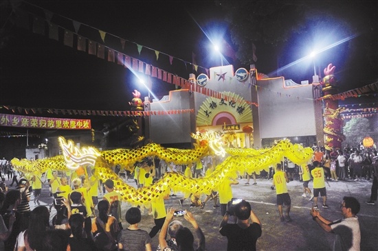 开平市赤坎镇灵源村委会大梧村昨夜“火龙”起舞,热闹非常。 苏云峰 摄 开平市赤坎镇灵源村委会大梧村昨夜“火龙”起舞,热闹非常。 苏云峰 摄