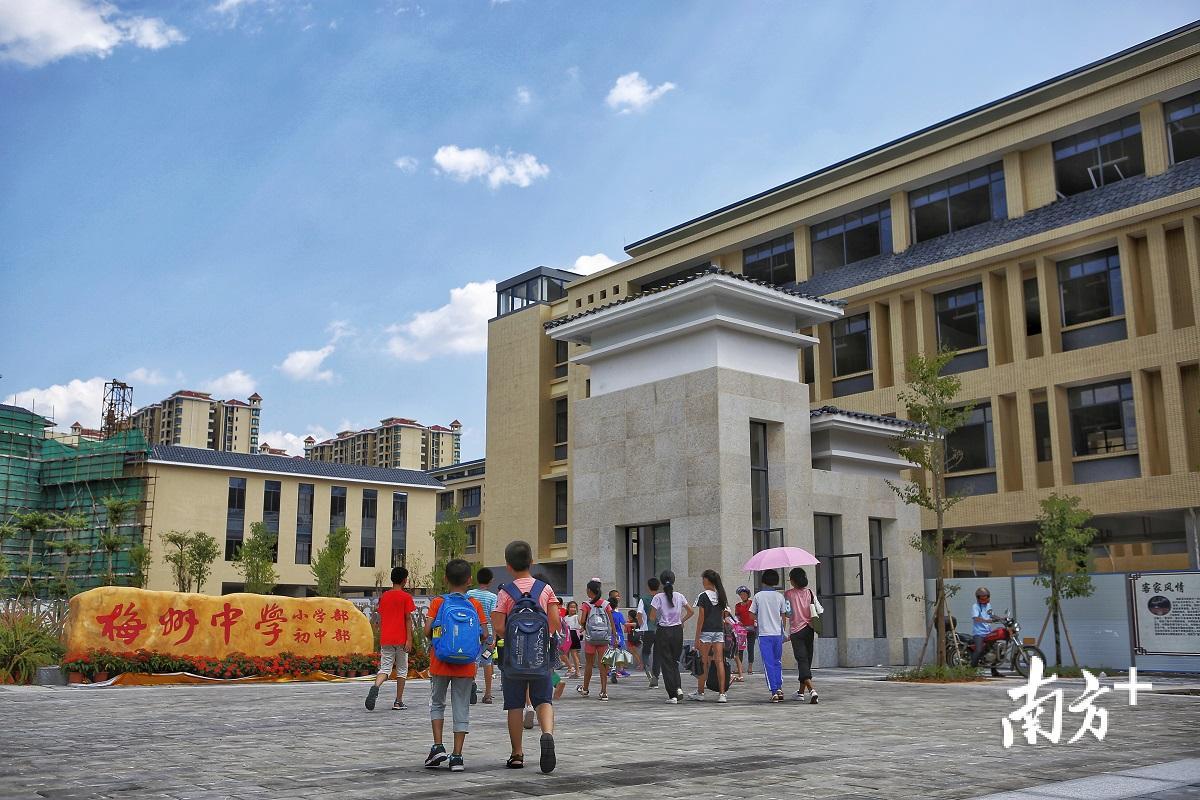 梅江区计划5年内新建学校10所，扩建学校6所，迁建小学1所，全面增加学位供给能力。 袁群华 摄