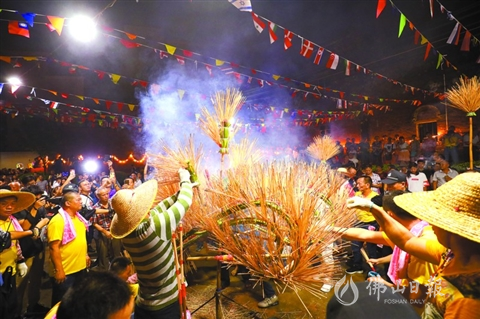 昨晚,南庄上元村举行传统民俗舞火龙活动。/佛山日报记者 张弘弢 摄 昨晚,南庄上元村举行传统民俗舞火龙活动。/佛山日报记者 张弘弢 摄