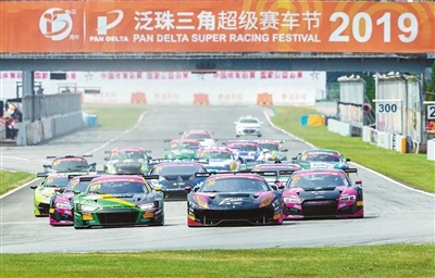 赛道英雄-贰A1、A2组排位赛第五回合的比赛现场。朱习摄