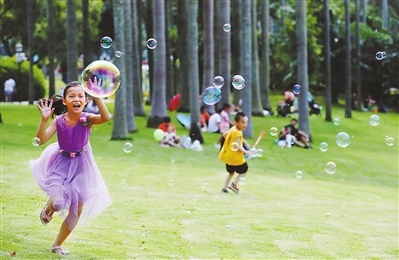 小朋友在海滨公园追逐泡泡.钟凡摄