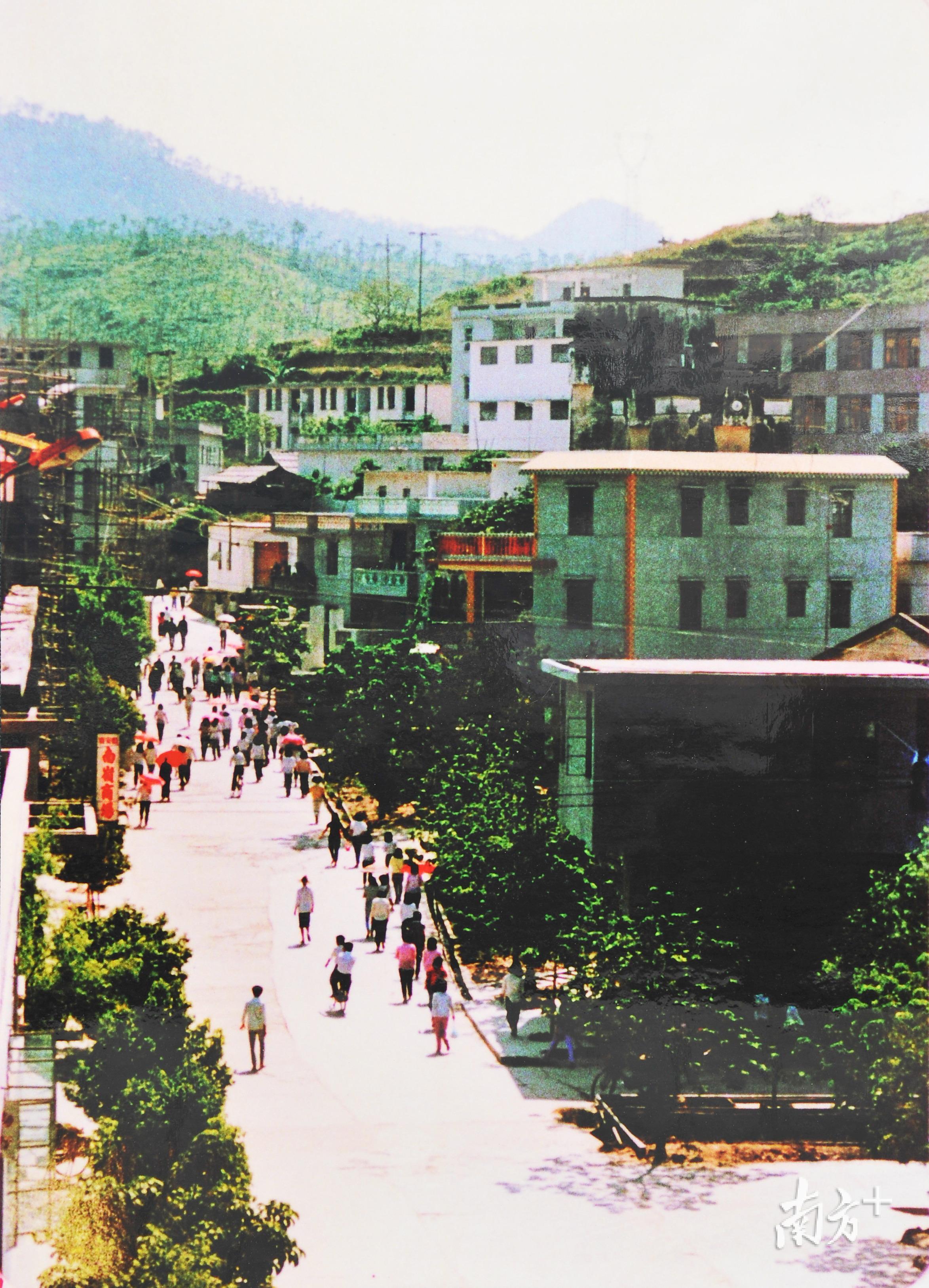 80年代初,南岭村出现了商业街