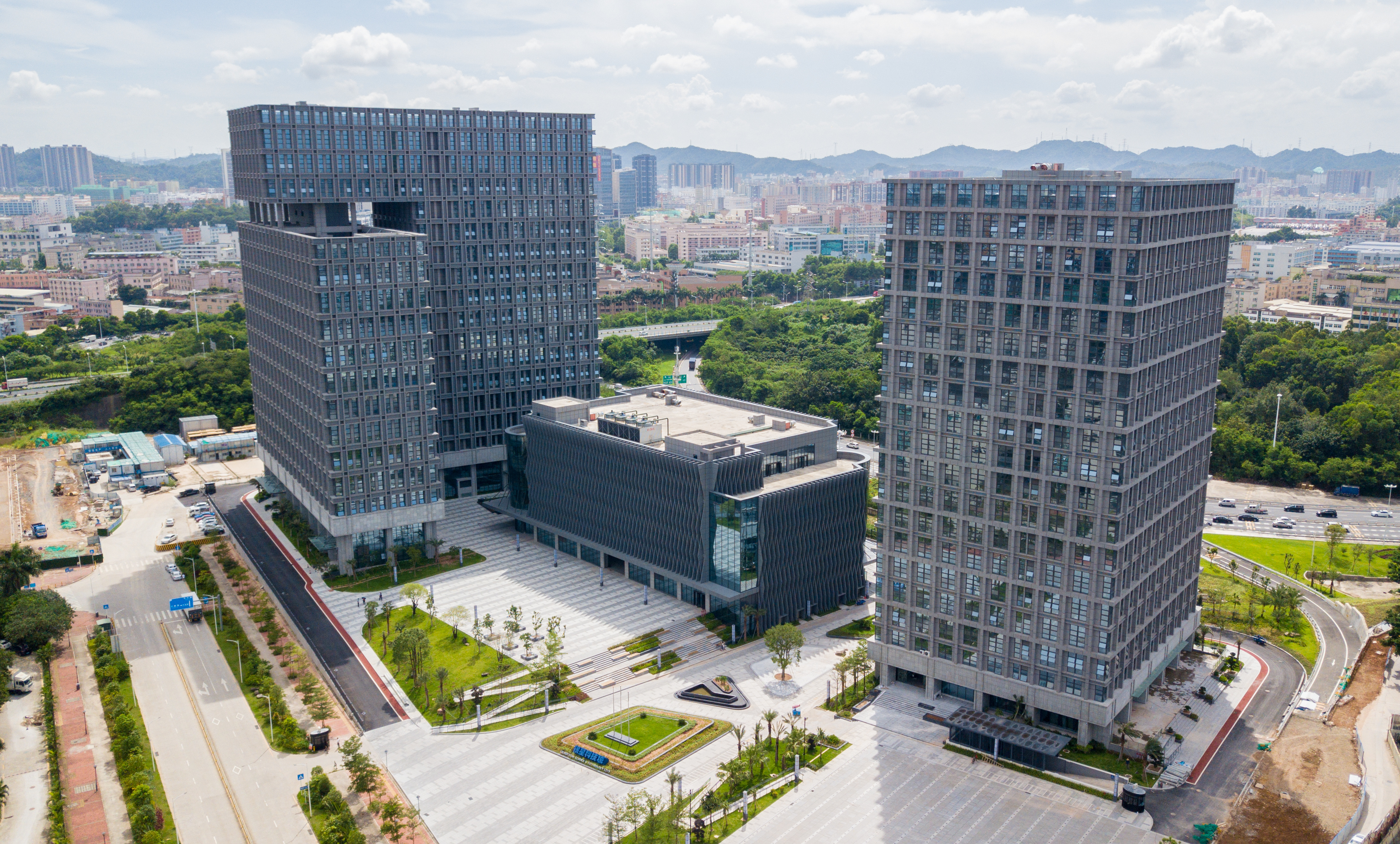 银星科技园“智界”2期针对生命健康产业特点建设专业性园区,目前入驻企业近40家,集聚效应鲜明。 银星科技园“智界”2期针对生命健康产业特点建设专业性园区,目前入驻企业近40家,集聚效应鲜明。