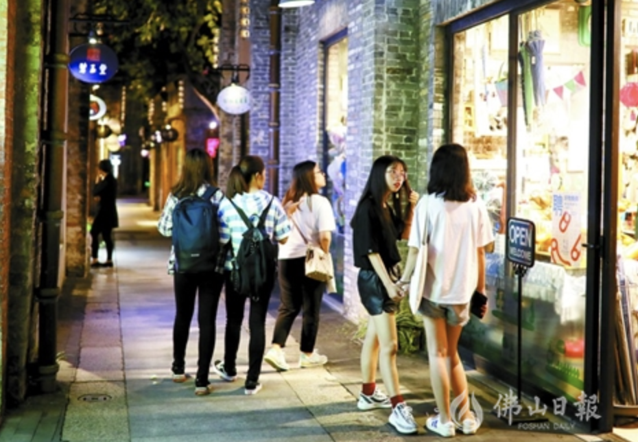 岭南天地成为年轻人钟爱的文化旅游、时尚消费场所。 佛山日报记者张弘弢摄