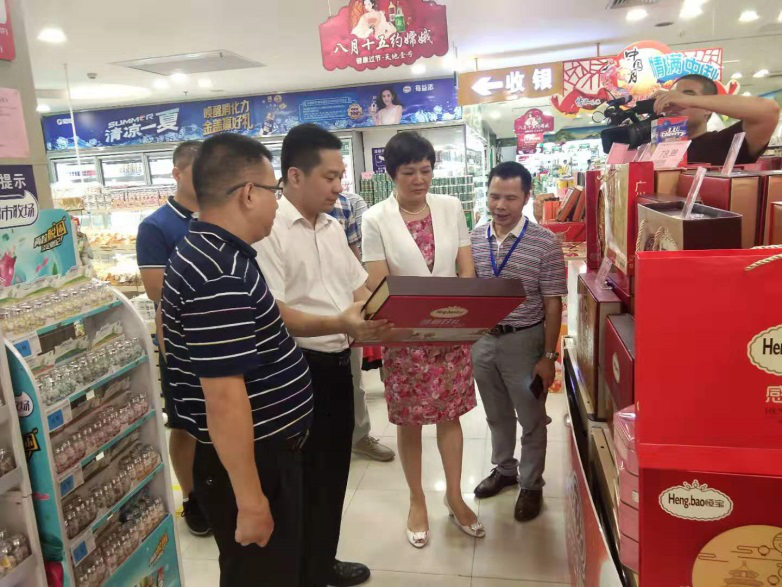 9月10日,梅县区市场监督管理局局长李文海与区委常委、统战部部长张小兰一行检查节前市场安全工作情况。 9月10日,梅县区市场监督管理局局长李文海与区委常委、统战部部长张小兰一行检查节前市场安全工作情况。