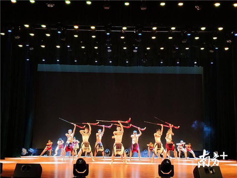 节目《彩虹桥》。黄绍侦 摄