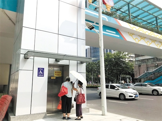 建设二路人行天桥加装电梯,方便了市民尤其是长者出行。 建设二路人行天桥加装电梯,方便了市民尤其是长者出行。