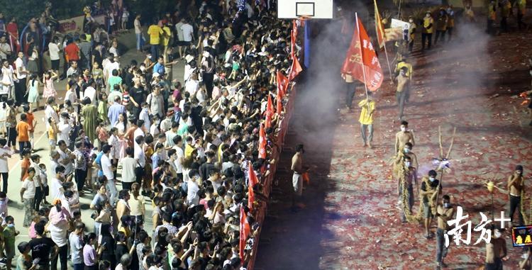 连州星子镇舞火龙民俗活动吸引了上万人前往观看。朱致成 摄