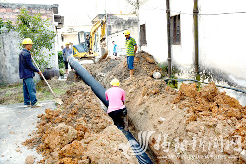 玉湖镇浮山村“雨污分流”工程施工场面。林洁松 摄