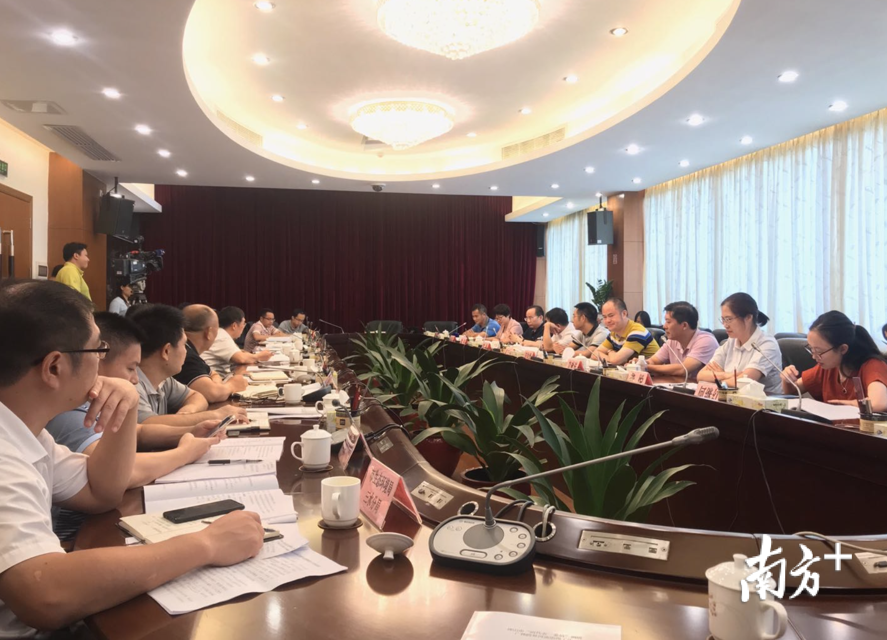 “两代表一委员”实地调研广佛跨界河流治理后举行座谈会。罗琼摄 “两代表一委员”实地调研广佛跨界河流治理后举行座谈会。罗琼摄