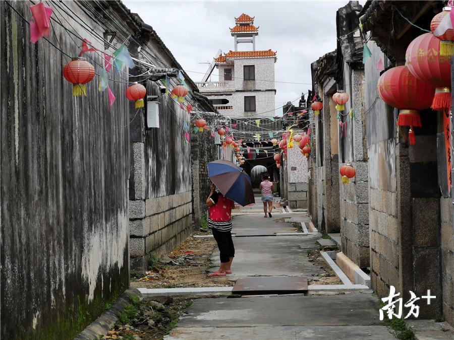古围屋与旁边的高楼风格明显不一样。 古围屋与旁边的高楼风格明显不一样。
