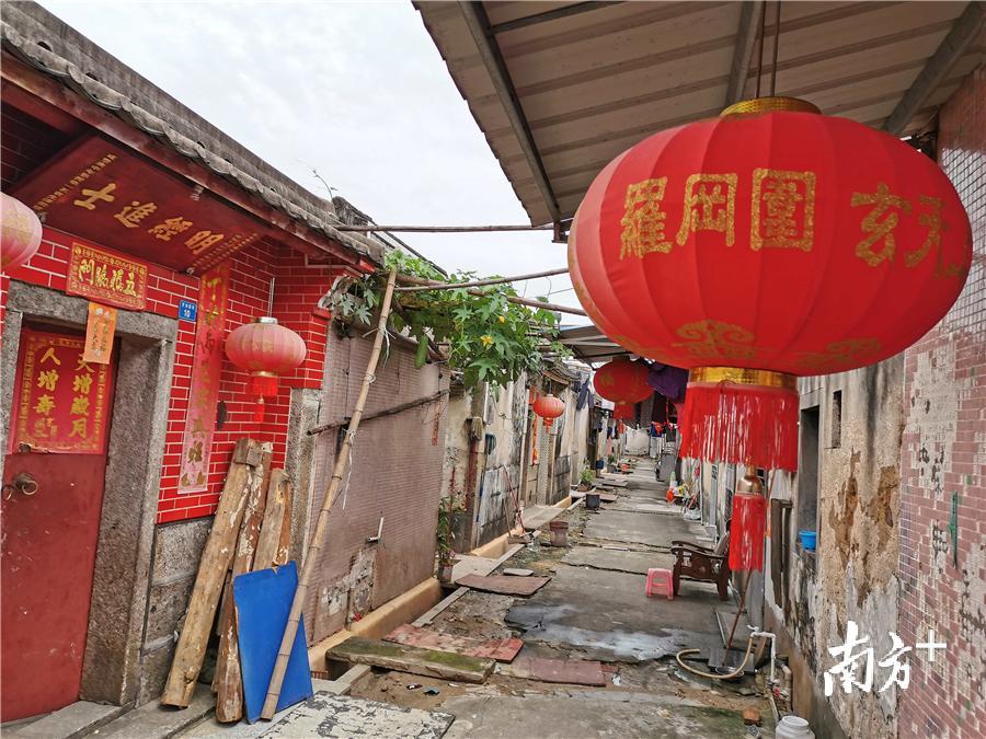 古围屋内几乎家家户户门前挂着大灯笼。 古围屋内几乎家家户户门前挂着大灯笼。