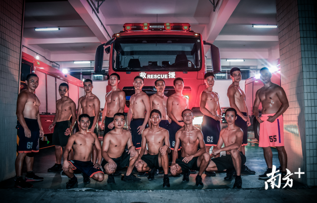 佛山新城消防中队将“小白”们训练成“肌肉男”。 佛山新城消防中队将“小白”们训练成“肌肉男”。