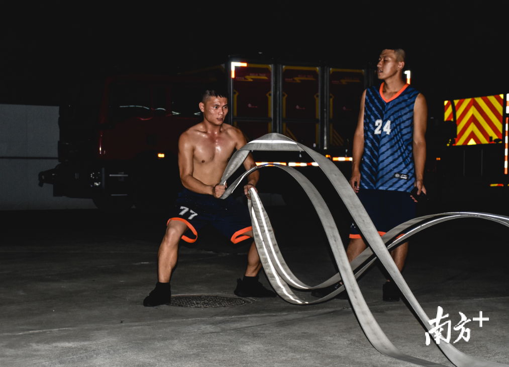 利用水带开展“战绳”训练。 利用水带开展“战绳”训练。