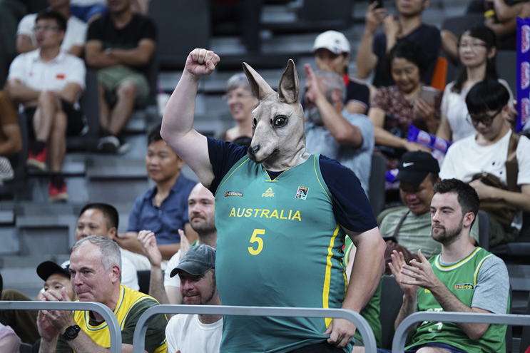 澳大利亚球迷在现场给球队助威。