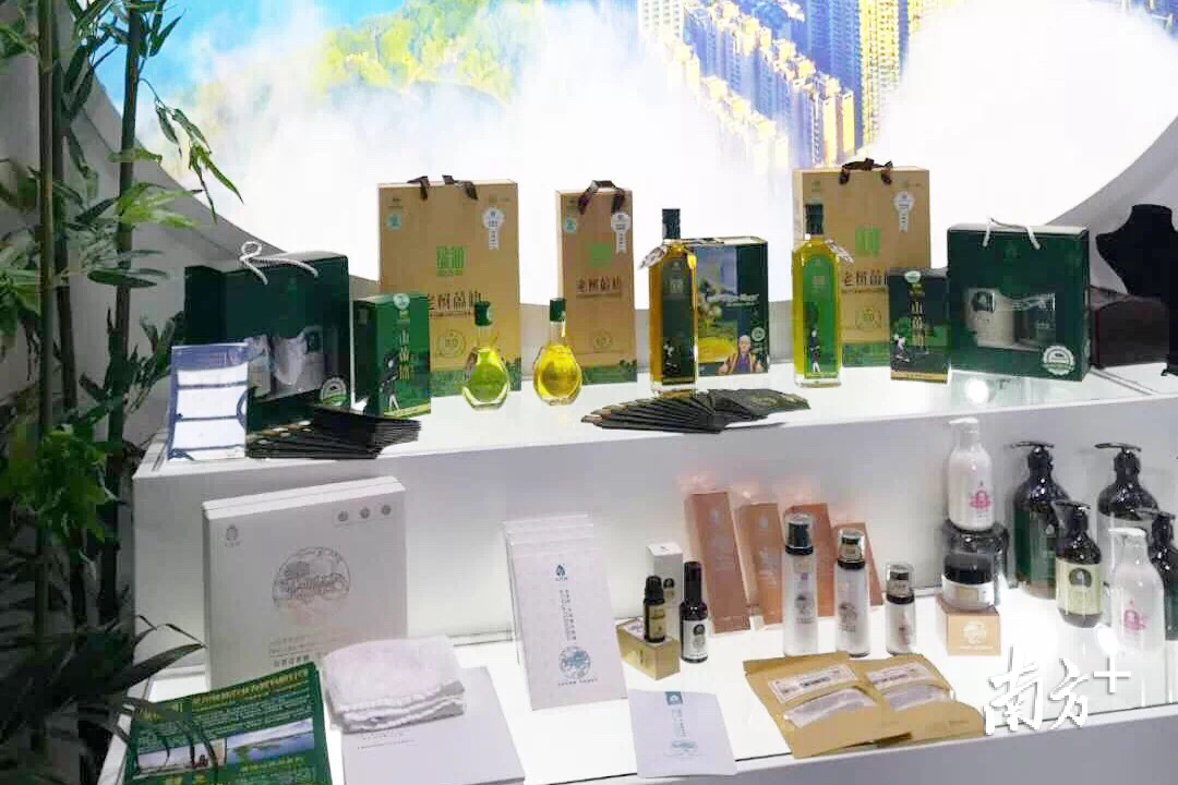 以油茶果为原料加工的茶油系列、精油系列、洗护系列、护肤系列产品。 以油茶果为原料加工的茶油系列、精油系列、洗护系列、护肤系列产品。