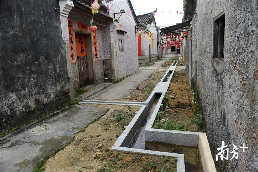 罗冈围内已经做好雨污分流,目前在铺设路面地板。 罗冈围内已经做好雨污分流,目前在铺设路面地板。