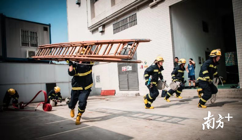 楼层火灾内攻操。 楼层火灾内攻操。