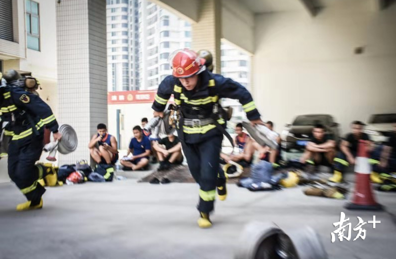 百米负重跑。 百米负重跑。