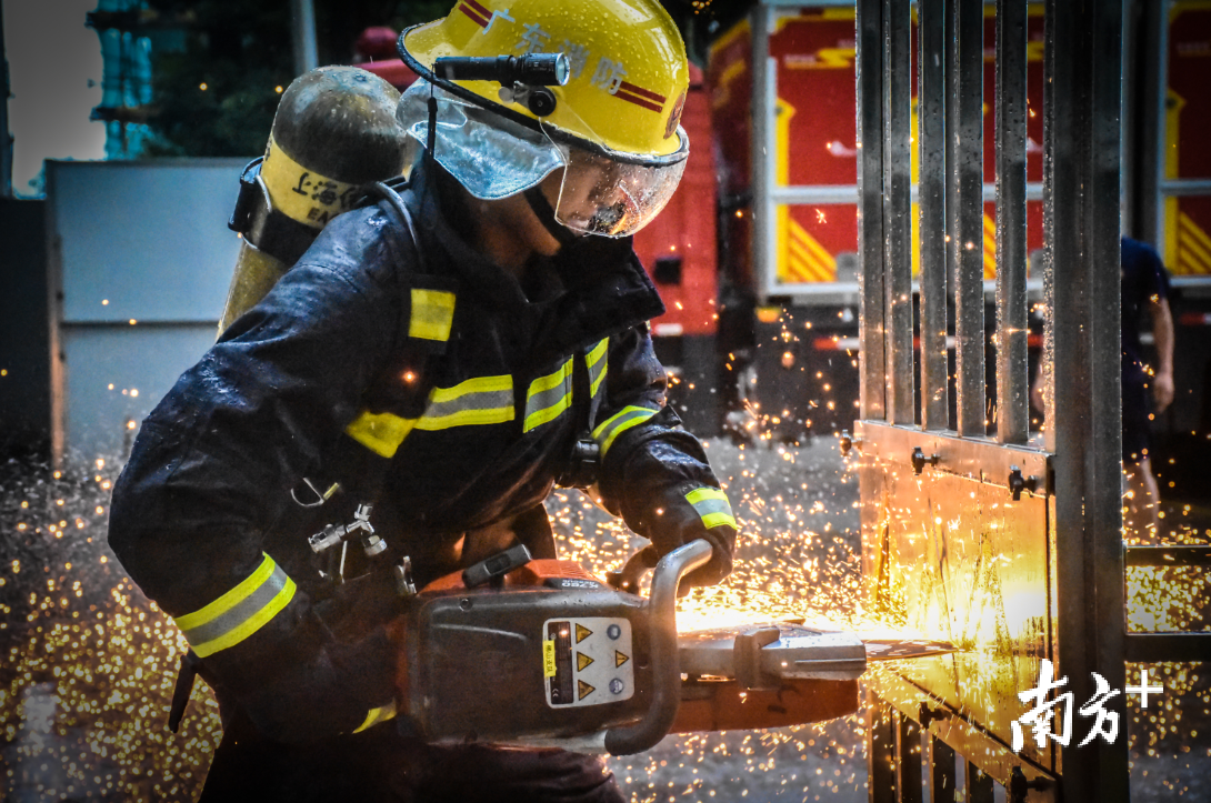 雨中开展纵深灭火救人操中破拆场景。 雨中开展纵深灭火救人操中破拆场景。