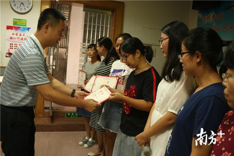 校长叶文杰向师傅颁发证书