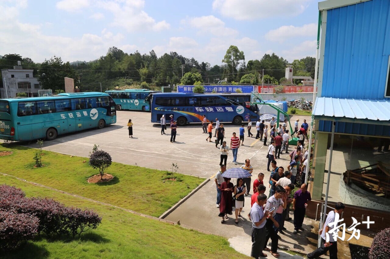 100多位新型农民在绿油农业参观学习。 100多位新型农民在绿油农业参观学习。