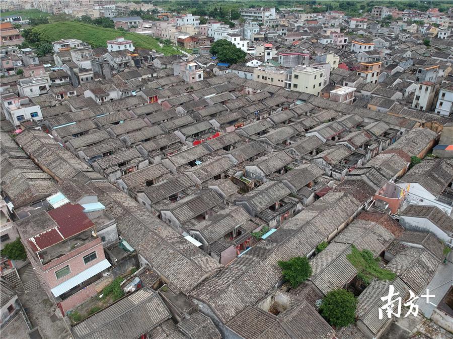 范和村罗冈围保存良好,内部房屋整齐有序。 范和村罗冈围保存良好,内部房屋整齐有序。