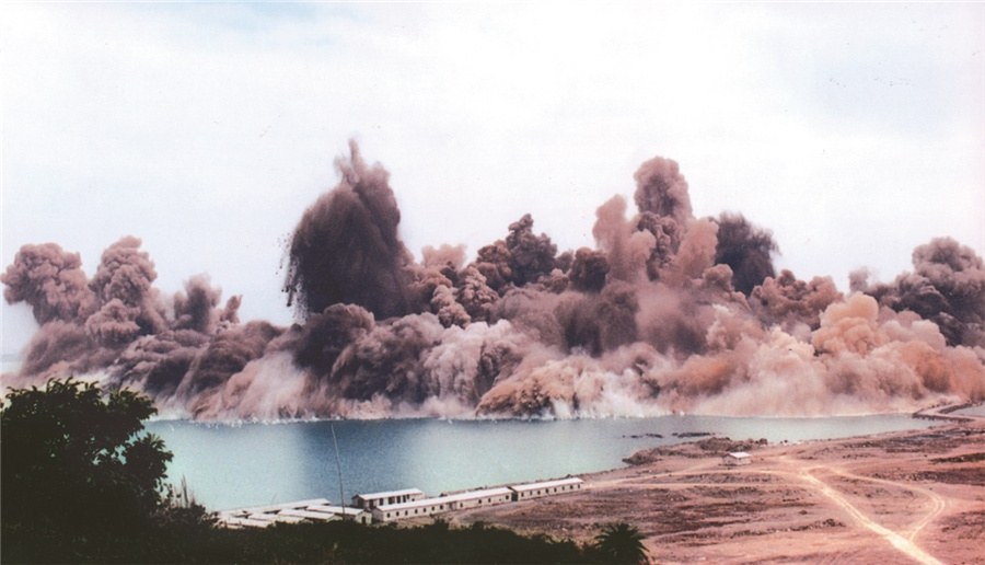 1990年,惠州港首座万吨级码头建设定向爆破成功。这是移山填海工程在我国港口建设中首次应用。惠州市档案馆供图 1990年,惠州港首座万吨级码头建设定向爆破成功。这是移山填海工程在我国港口建设中首次应用。惠州市档案馆供图