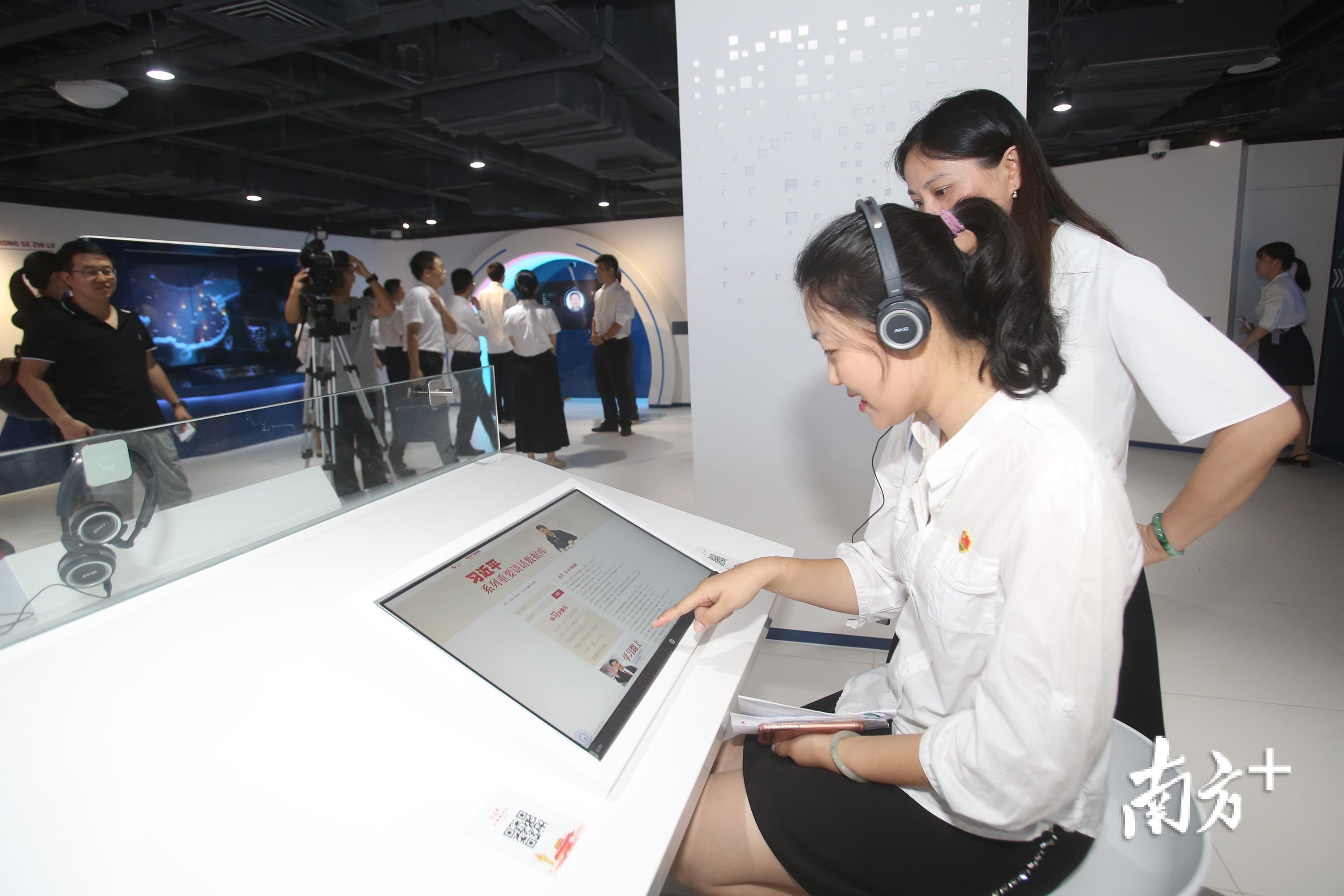 深圳市党群服务中心里,党员在智慧党建体验馆点播视频。南方日报记者朱洪波 摄 深圳市党群服务中心里,党员在智慧党建体验馆点播视频。南方日报记者朱洪波 摄