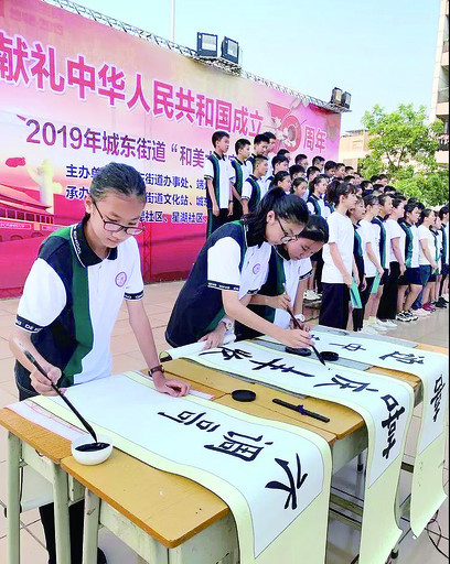 颂德学校的学生们进行现场书法展示，书写中秋主题作品。