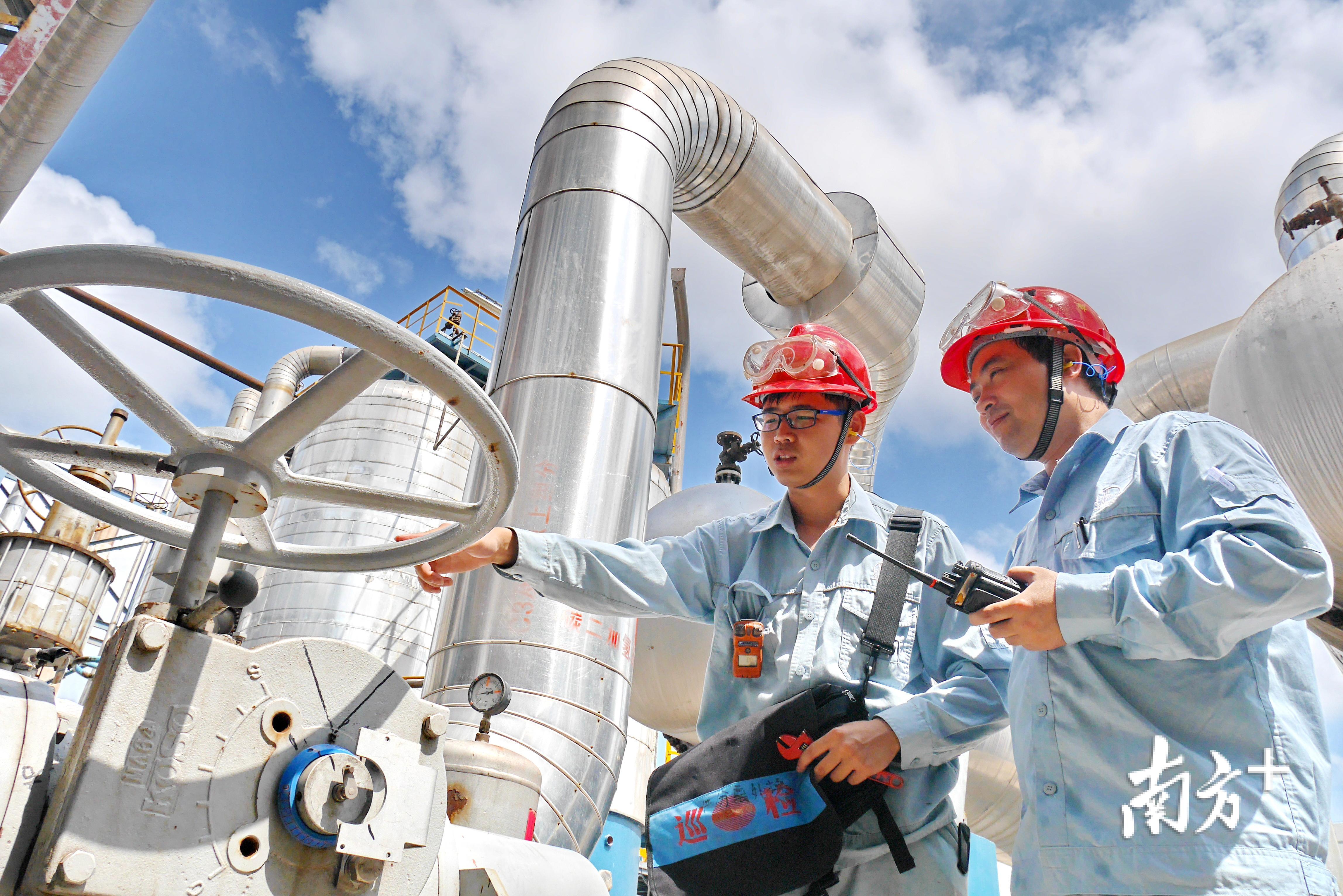 茂名石化干部员工精心巡检保安环。柯裕清 摄
