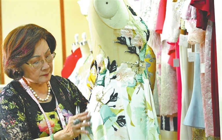 90多岁的“莫姑娘”仍然坚持每天工作。