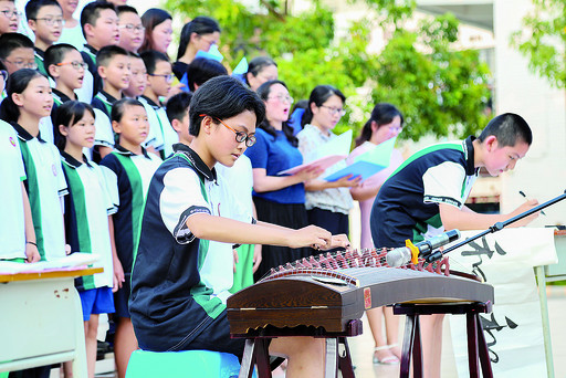 悠悠古筝曲，浓浓翰墨香。9月12日，在肇庆市颂德学校，师生和家长进行诗歌朗诵会，献礼中华人民共和国成立70周年。梁小明摄