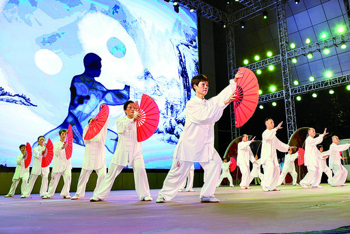 9月12日晚，在牌坊广场百姓大舞台上，来自肇庆市民间艺术团的文艺爱好者表演开场舞《家国情》，喜迎中秋佳节。梁小明摄