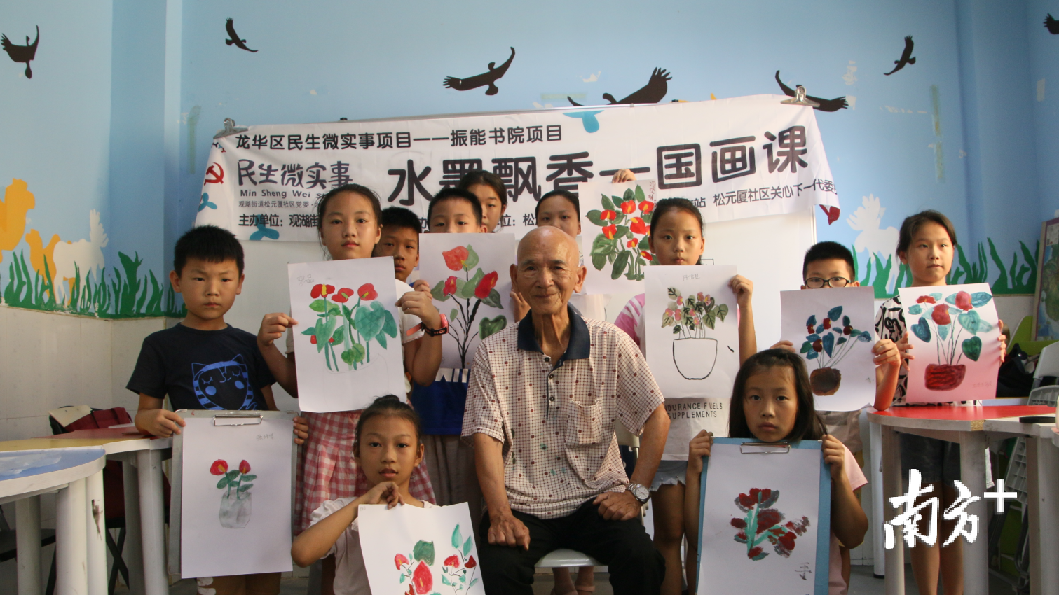 松元厦依托振能书院，发掘社区能人，传承传统文化，图为本土画家陈炳林教授社区的孩子国画。