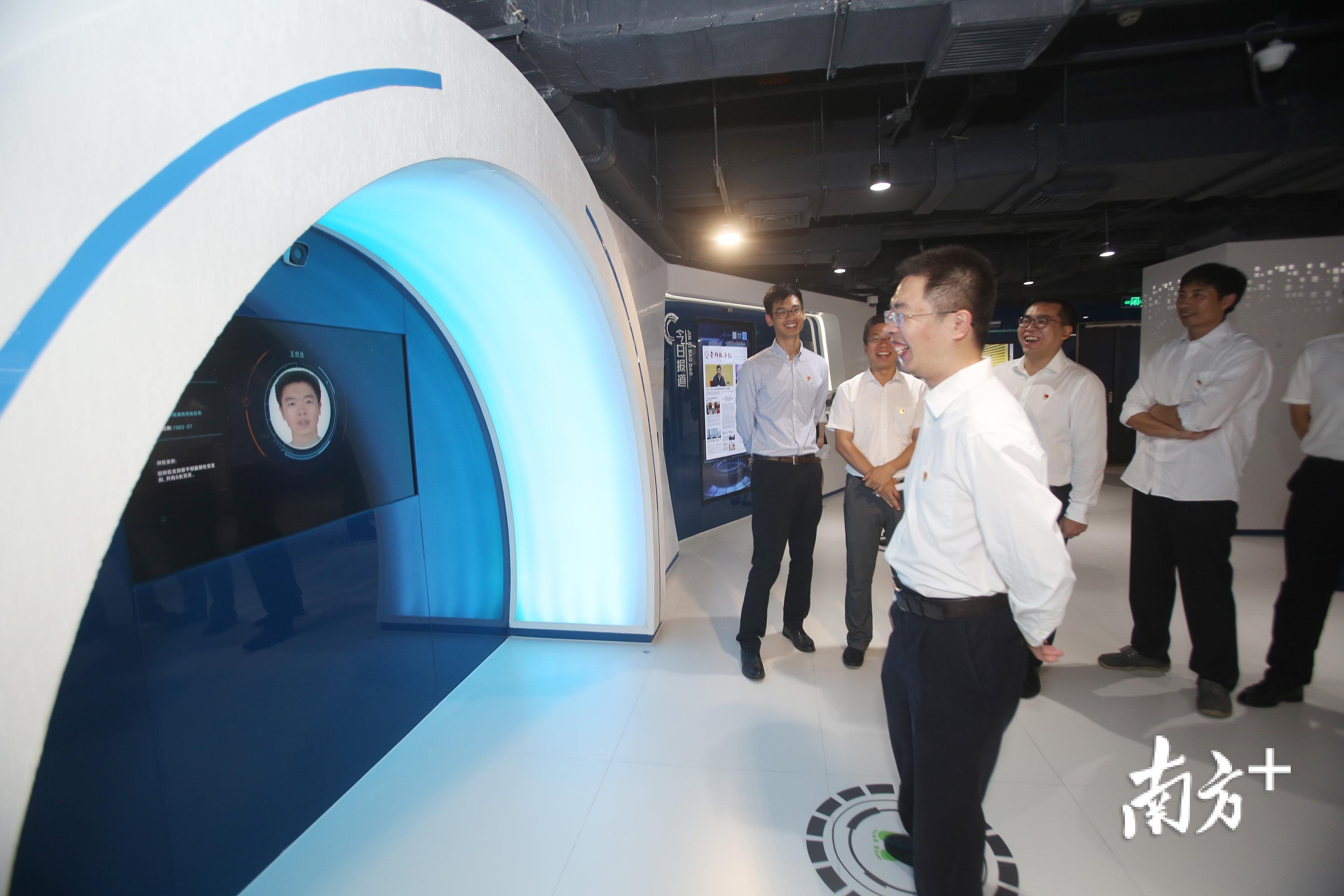 深圳市党群服务中心智慧党建体验馆中,党员“刷脸”辨识身份信息。南方日报记者 朱洪波 摄 深圳市党群服务中心智慧党建体验馆中,党员“刷脸”辨识身份信息。南方日报记者 朱洪波 摄