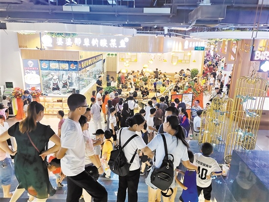 江海广场开业当天人气旺。