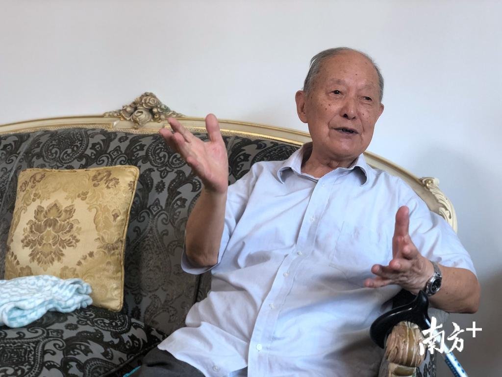 李广寒老先生接受南方日报记者采访。余丹 摄
