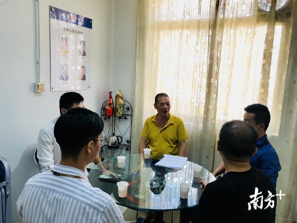 “老陈调解工作室”是汕头首个个人调解工作室，图为陈英强（中）与社区居民亲切交谈。杨可 摄
