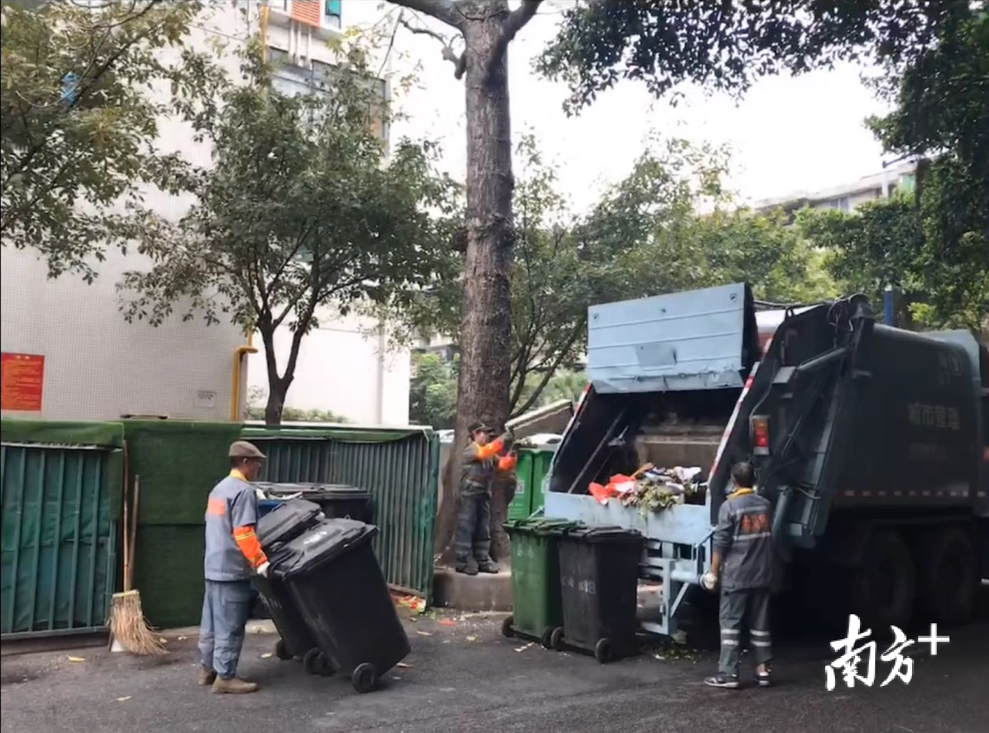 克服以往的垃圾混装混运现象,是垃圾分类的重点工作之一。资料图片 克服以往的垃圾混装混运现象,是垃圾分类的重点工作之一。资料图片