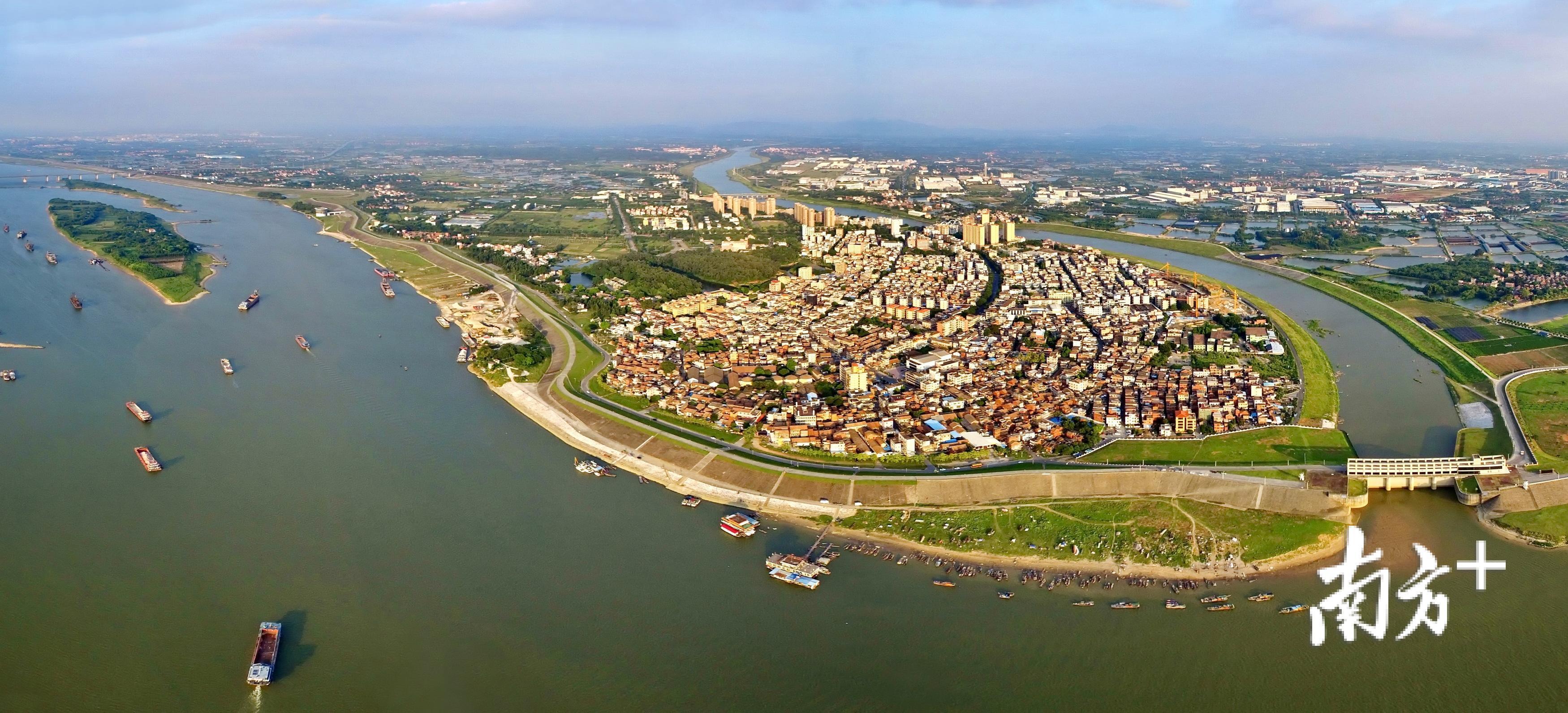 芦苞镇位于三水区中北部，总面积105平方公里，原是北江冲积的沙洲，洲上盛长芦荻和苞草，后成街市，遂取芦、苞两字作地名。 芦苞镇供图