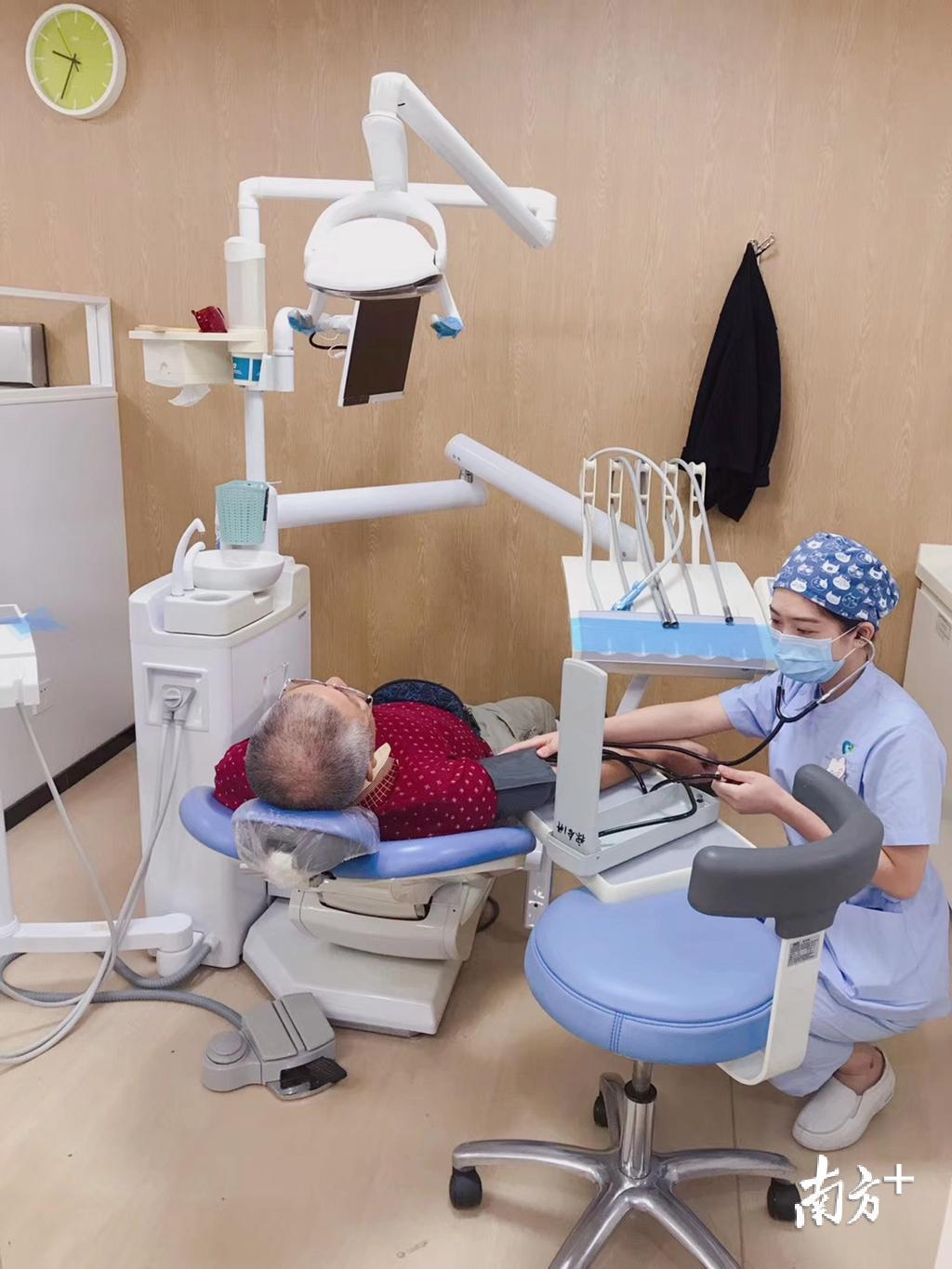 口腔健康关乎身体健康。图为术前，护士为老年人测量血压。