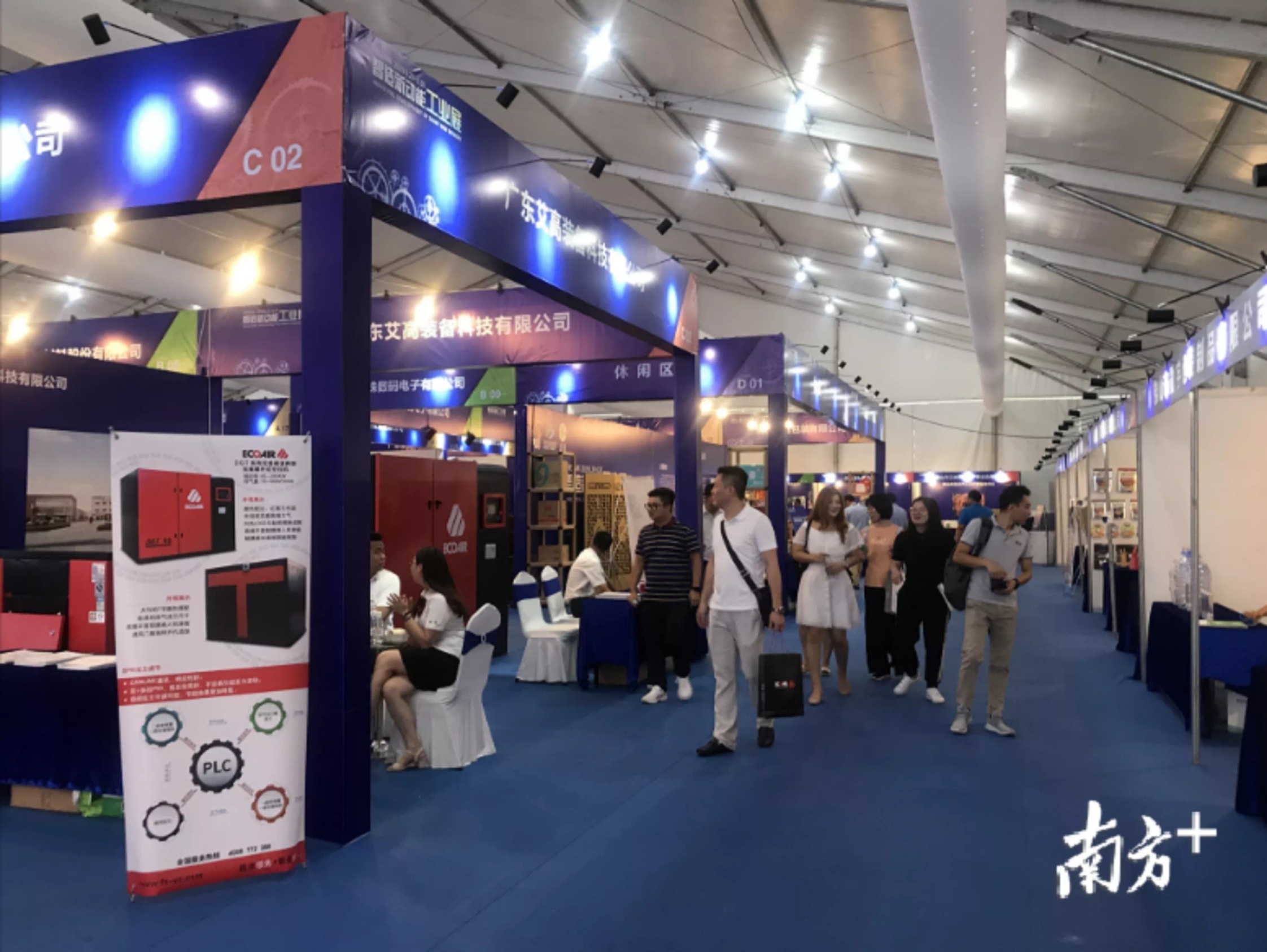 三水区中部片区云东海、乐平、芦苞三个镇街联动举办工业展。张秀蓝摄